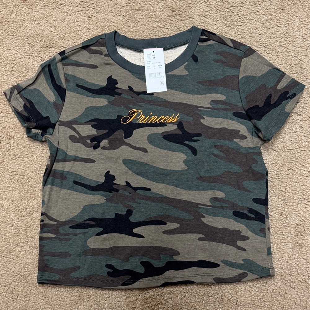 Zoe + Liv women cropped baby tee. Medium. NWT!